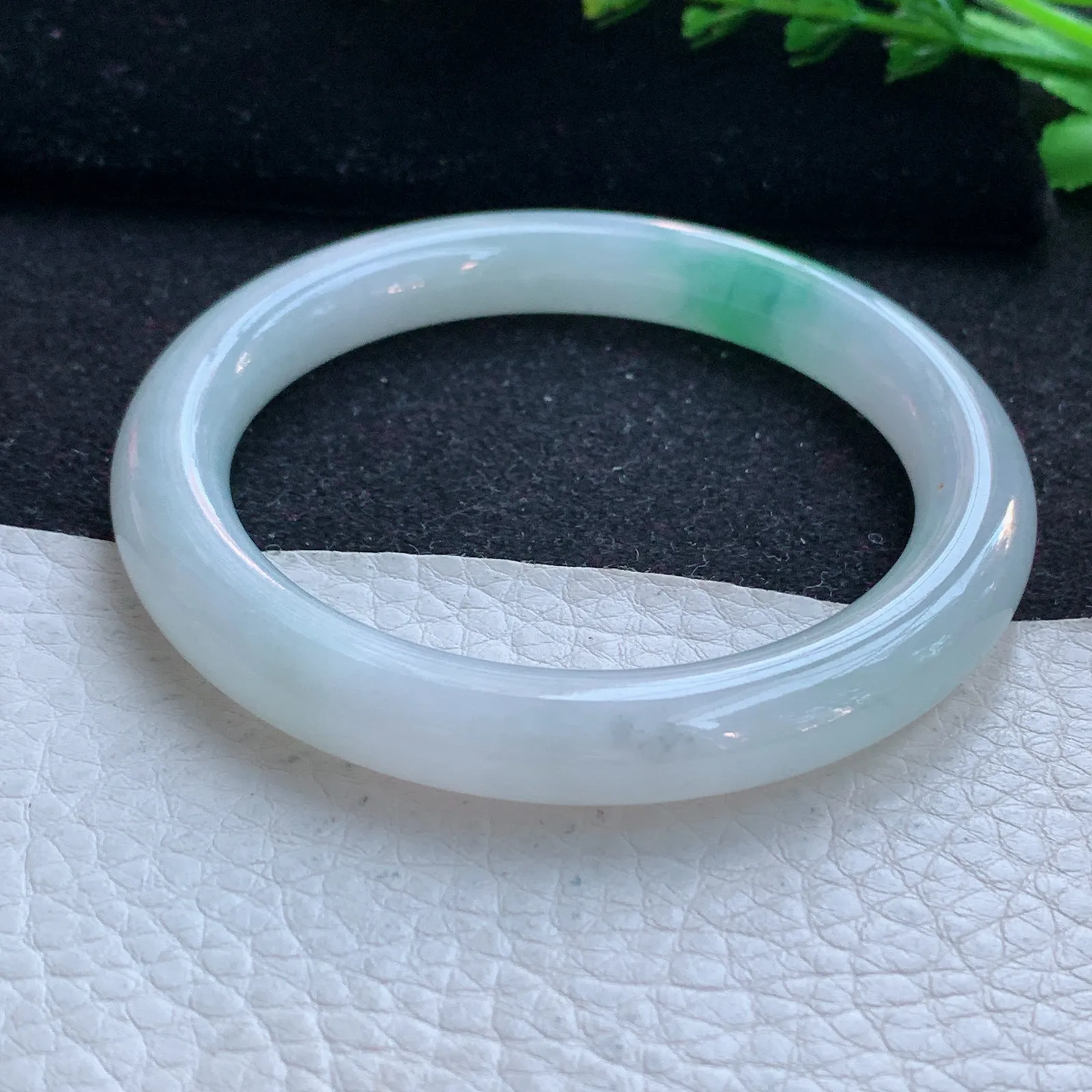 hf自然光55.5*9.2*9.3美人镯 缅甸翡翠a货玉手镯飘绿圆条叮当镯