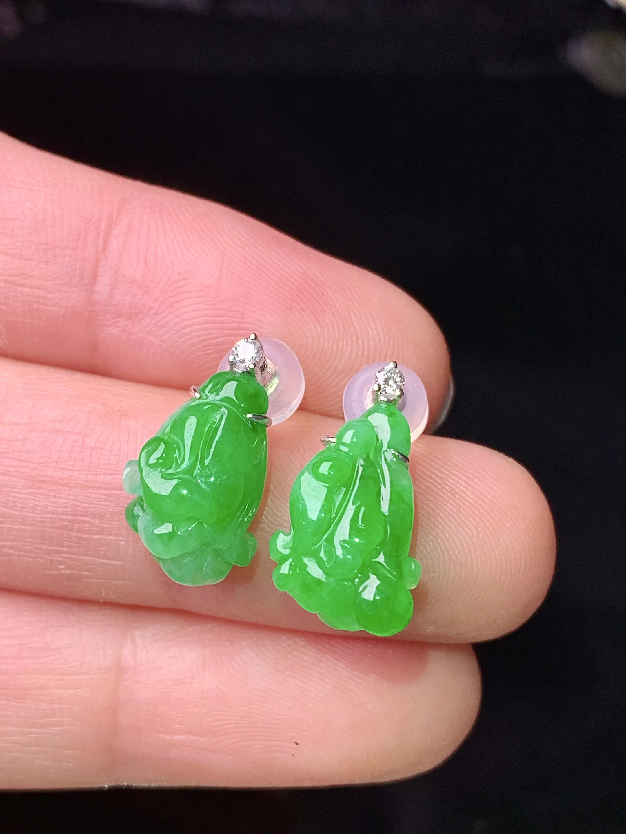 18k金钻镶嵌翠绿白菜耳钉 玉质细腻 色泽艳丽清新 整体尺寸13*9.3*4.5