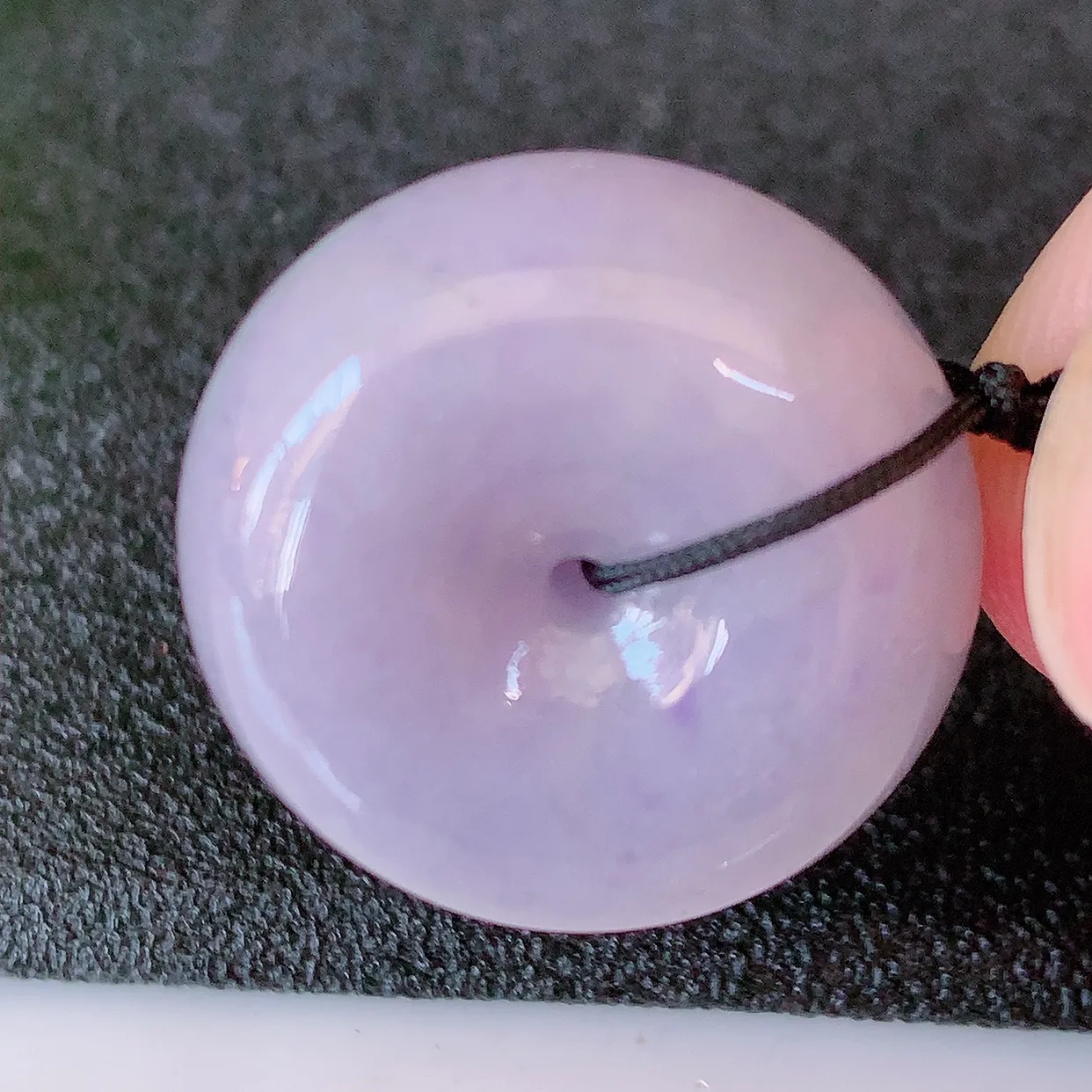 自然光实拍，冰润紫罗兰翡翠平安扣吊坠，形体饱满圆润，平安扣肥嘟嘟的，平平安安，种水很好，配戴精美！#