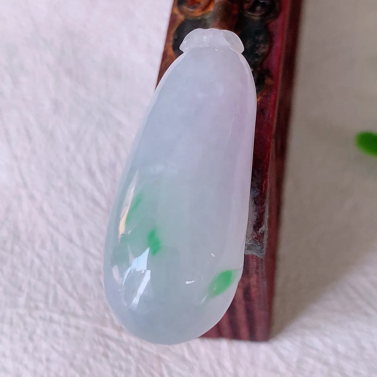 自然光实拍，水润飘阳绿翡翠招财福瓜吊坠，精美饱满福瓜，种水足，形态圆润饱满，福相十足 ！#57.27