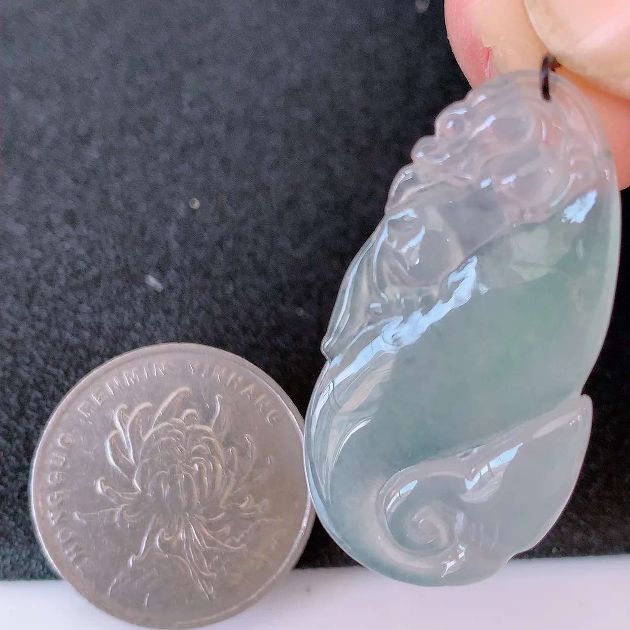 自然光实拍，冰种翡翠招财龙鱼吊坠，翠色灵动，种老水足，寓意好，品相佳，佩戴佳品！#41.27