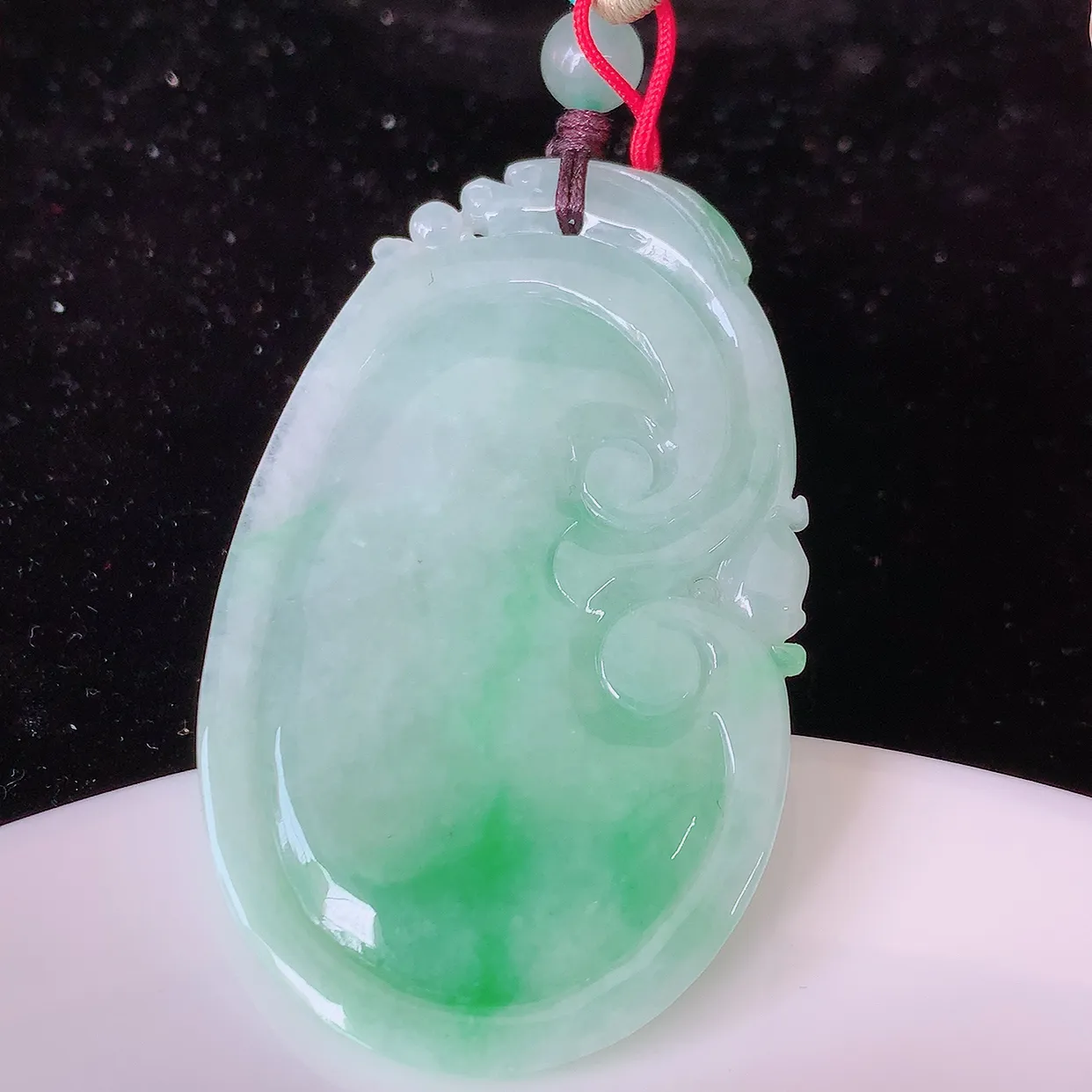 自然光实拍，大件冰润飘绿翡翠如意吊坠，玉坠百搭又精致，寓意着吉祥，事事如意！#46.27
