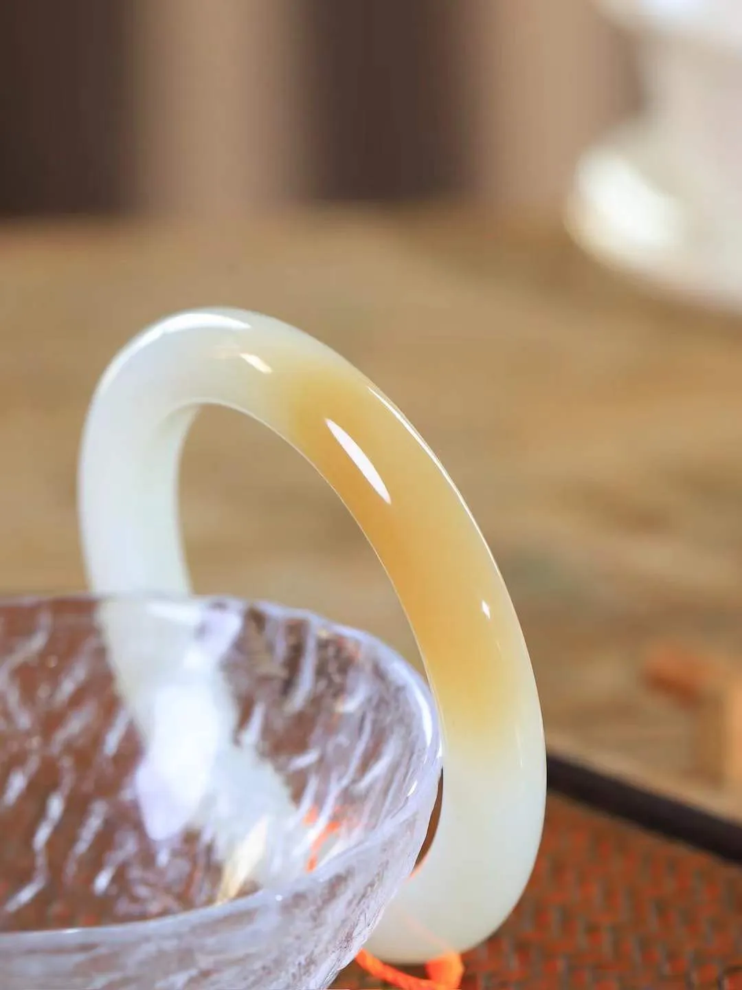 （柔情似水.手镯）

收藏级和田玉糖白玉手镯，玉质温润细腻，镯型饱满圆润，优雅知性，姽婳于幽静兮，又婆娑乎人间，经典款型，古朴典雅。极具灵性，腕间风情，风姿卓越。 重60.84克   尺寸58.5-11-10.7mm    FDL-361102826