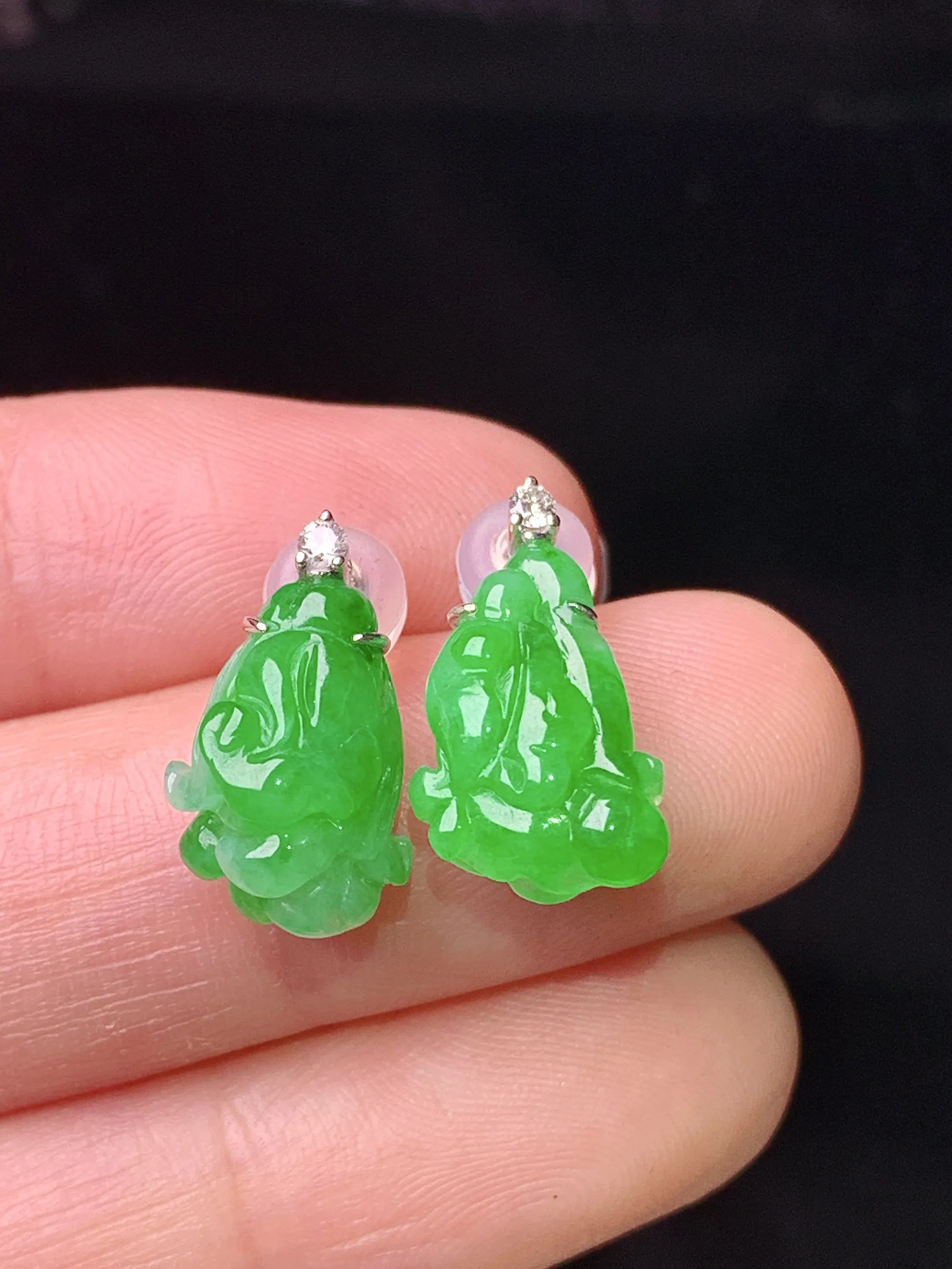 18k金钻镶嵌翠绿白菜耳钉 玉质细腻 色泽艳丽清新 整体尺寸13*9.3*4.5