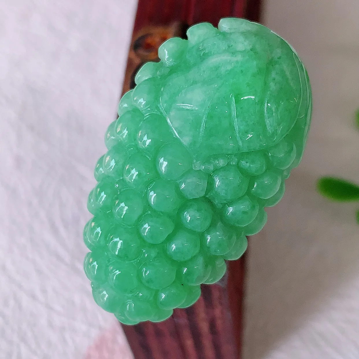 自然光实拍，冰润满绿翡翠葡萄吊坠，多子多福，种老水足，雕工精湛 ，寓意美好，佩戴时尚出众！#57.27