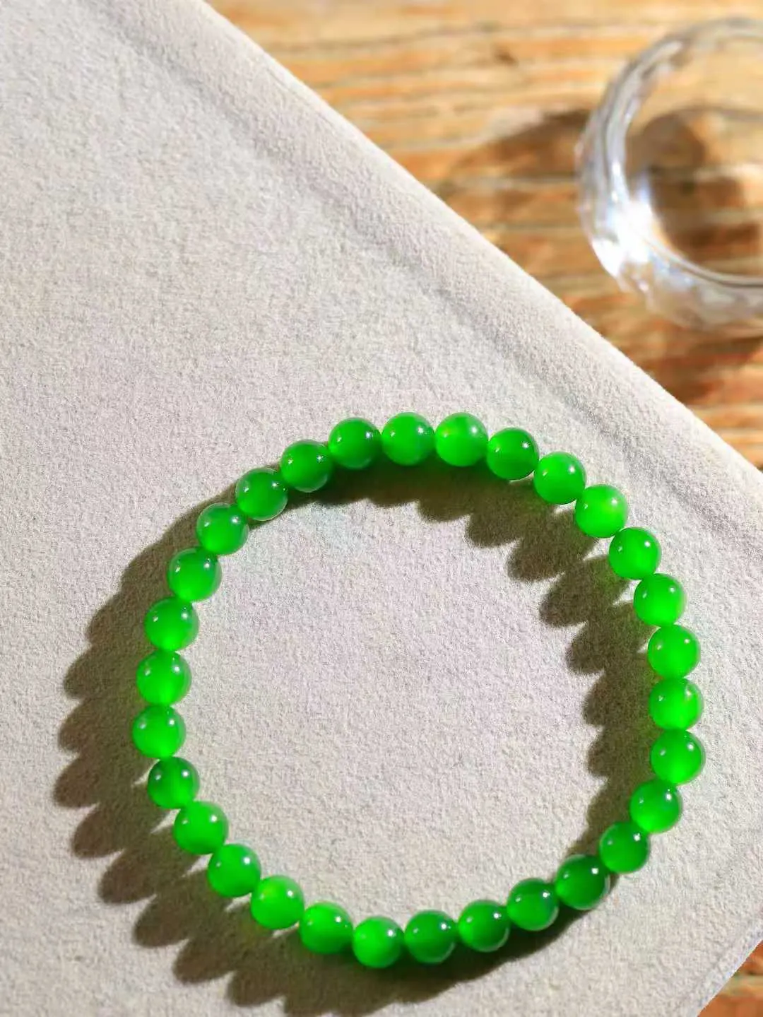 【珠圆玉润.手串】

精品和田玉碧玉微猫眼珠圆玉润手串 玉质温润细腻  整串打磨圆润，佩戴舒适。珠珠落玉盘，间关莺语花底滑，一生美好时光，无论身在何处，都有它相伴相守。事事顺遂，幸福美满，吉祥如意。重10.5克 尺寸取一6mm FDT-161102113