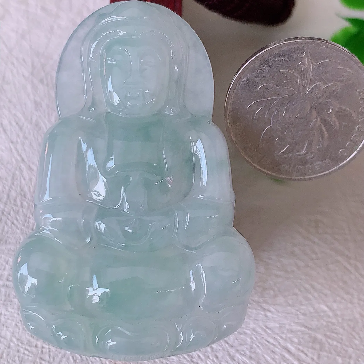 自然光实拍，冰种翡翠观音菩萨吊坠，净瓶观音，冰透亮泽，美观亮丽，观音面相端庄#46.27