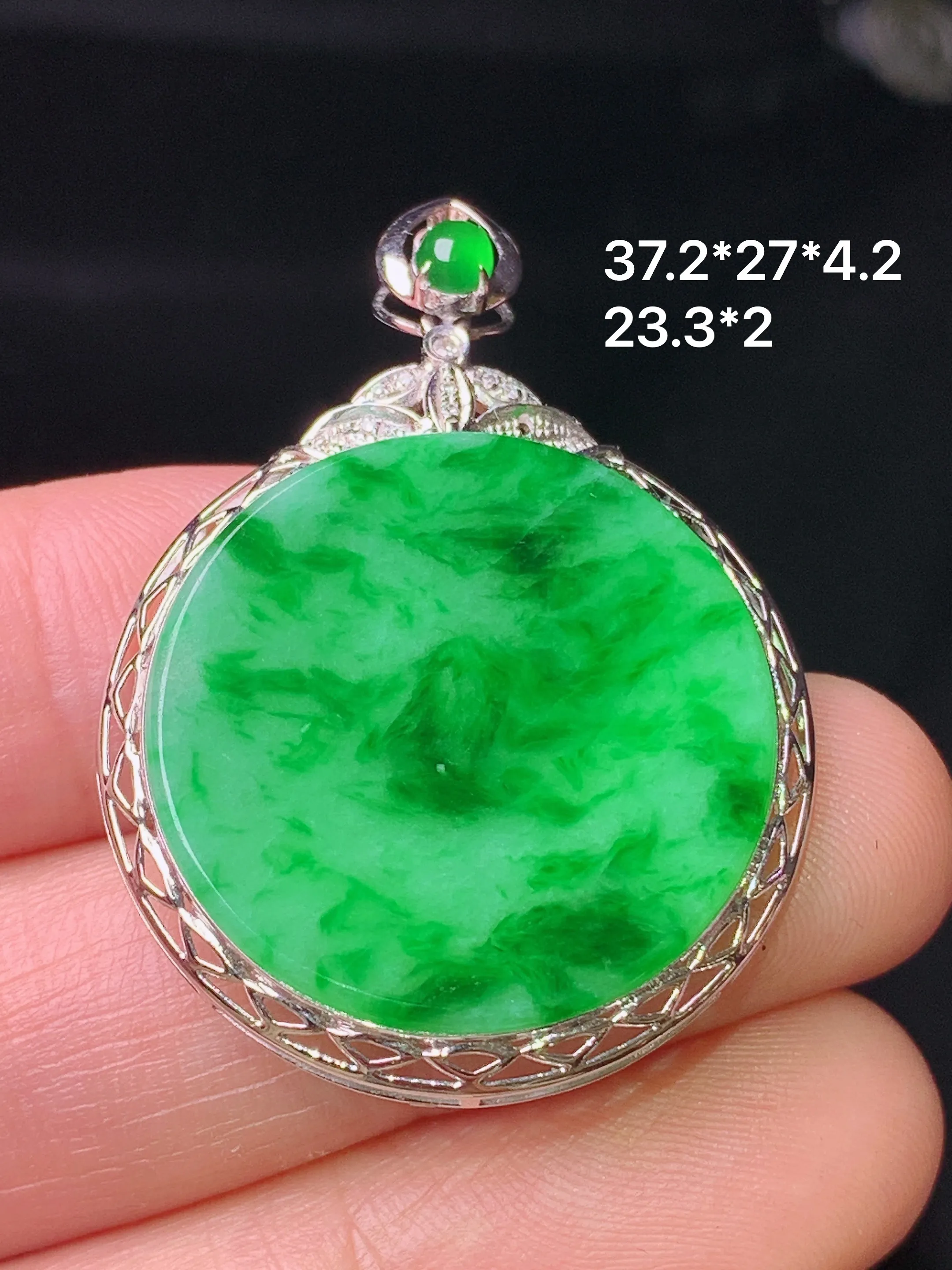 18k金镶嵌翠绿圆牌吊坠 玉质细腻 色泽艳丽清新 整体尺寸37.2*27*4.2