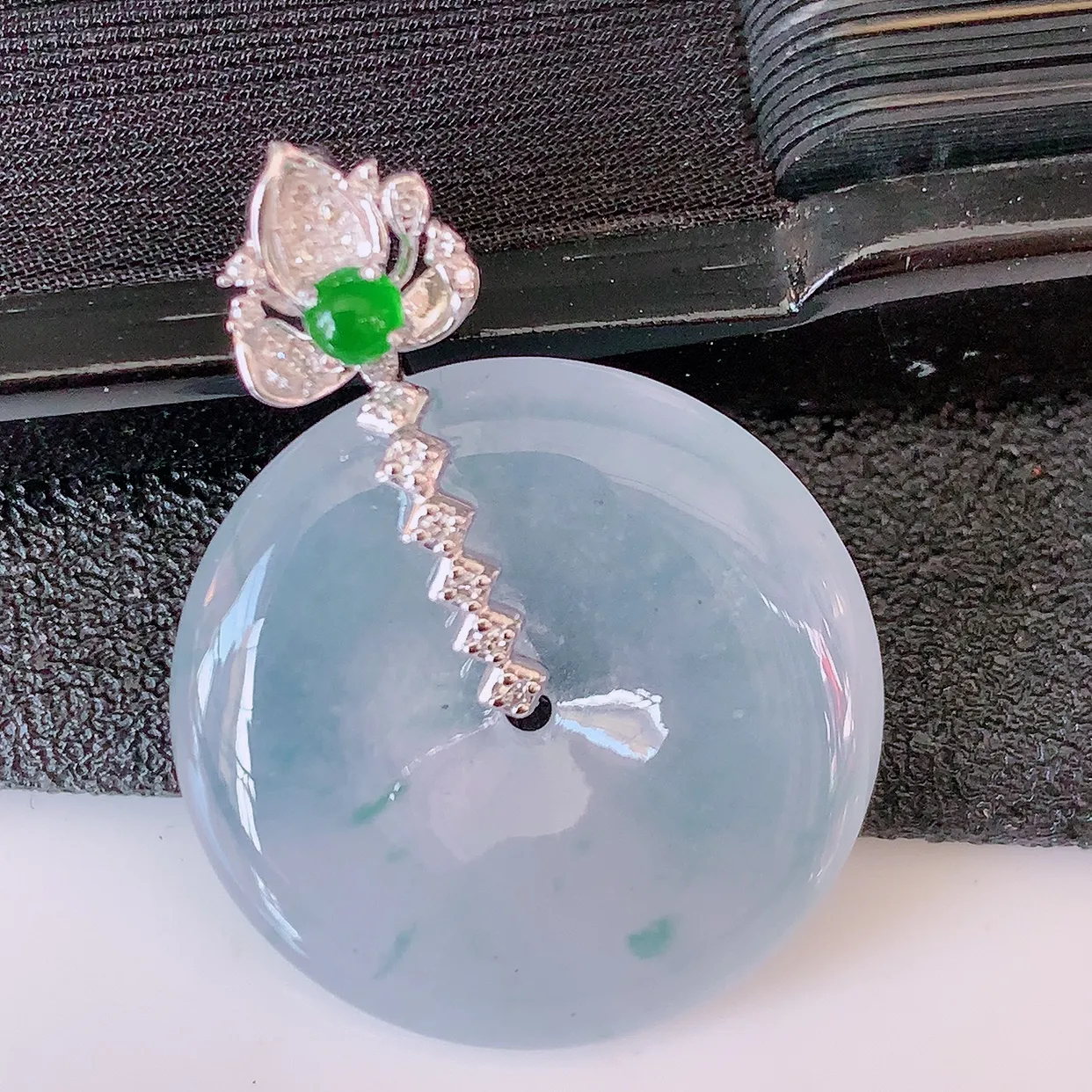 自然光实拍，18K金镶嵌冰种飘花翡翠平安扣吊坠，玉扣，冰润光泽，寓意平平安安，平安扣佩戴时尚漂亮！#00.25整体29*21.5-6.2裸石21.5*21.5