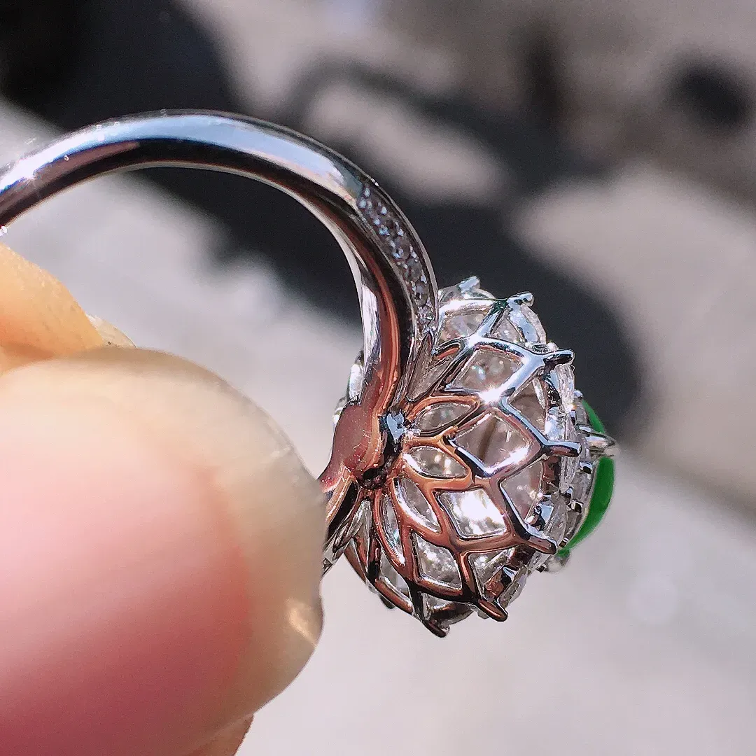 阳绿蛋面戒指，色泽均匀艳丽，玉质细腻，荧光感超
强，饱满圆润，尽显优雅气质，18k
金豪华镶嵌