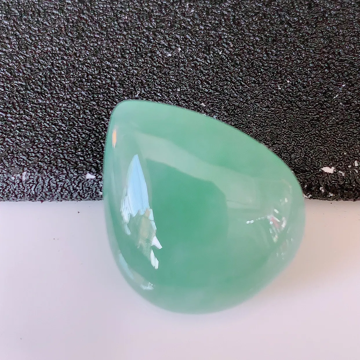 冰种飘花翡翠水滴蛋面，品相佳，颜色漂亮，佩戴时尚优雅，尽显气质。水滴寓意“水滴聚财，坚持不懈，如水爱心” #94.27