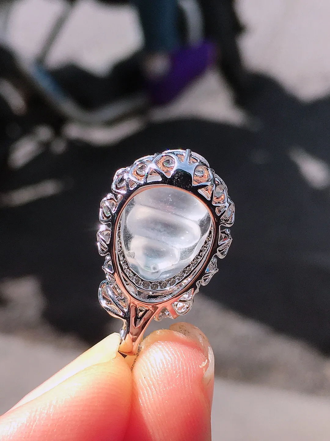 冰种福豆吊坠，玉质细腻，荧光感超
强，饱满圆润，尽显优雅气质，18k
金豪华镶嵌