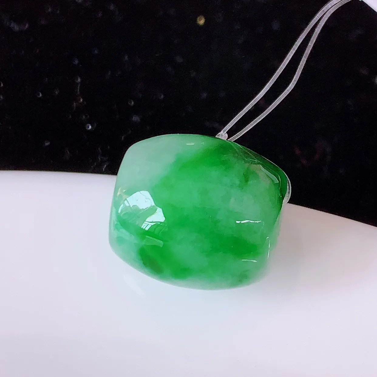 自然光实拍，冰润飘绿翡翠路路通吊坠，寓意时来运转、财源滚滚，款式新颖时尚，日常百搭的款！配图银链#4