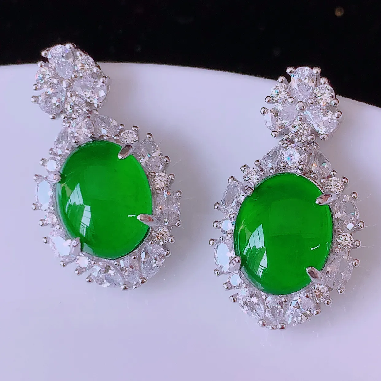 冰透满绿翡翠925银镶嵌耳坠，自然光实拍，翠色灵动，颜色漂亮，种老水足，品相佳，佩戴佳品！#97.2