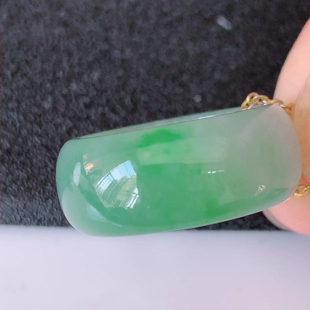 自然光实拍，17.2mm内径冰飘绿翡翠指环，玉戒指，玉质莹润，好精美好冰润的指环，15圈口，上手纤巧