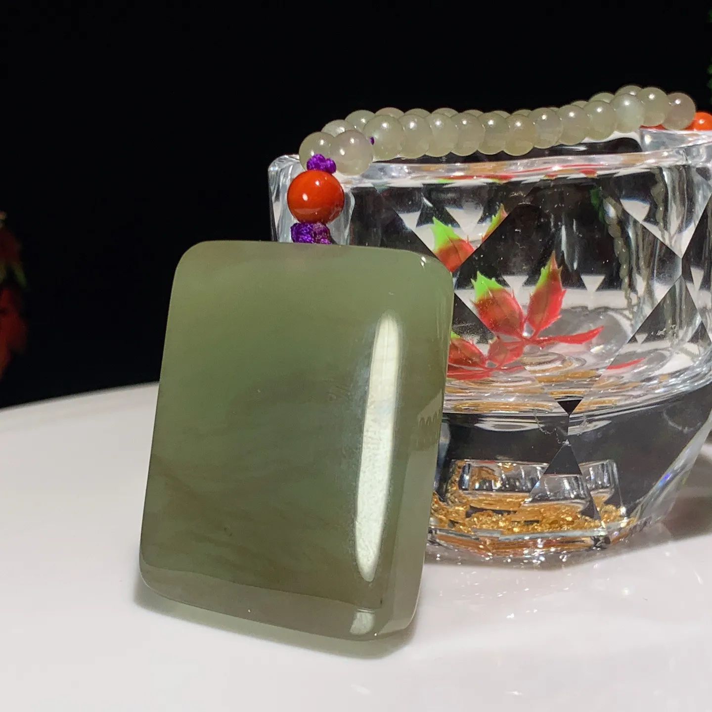 和田玉晴水飘紫平安无事牌挂件。尺寸41/34/10重58.5克。玉质细腻油润。手推出油。佩戴高端典雅