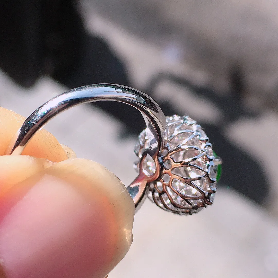 阳绿蛋面戒指，色泽均匀艳丽，玉质细腻，荧光感超
强，饱满圆润，尽显优雅气质，18k
金豪华镶嵌