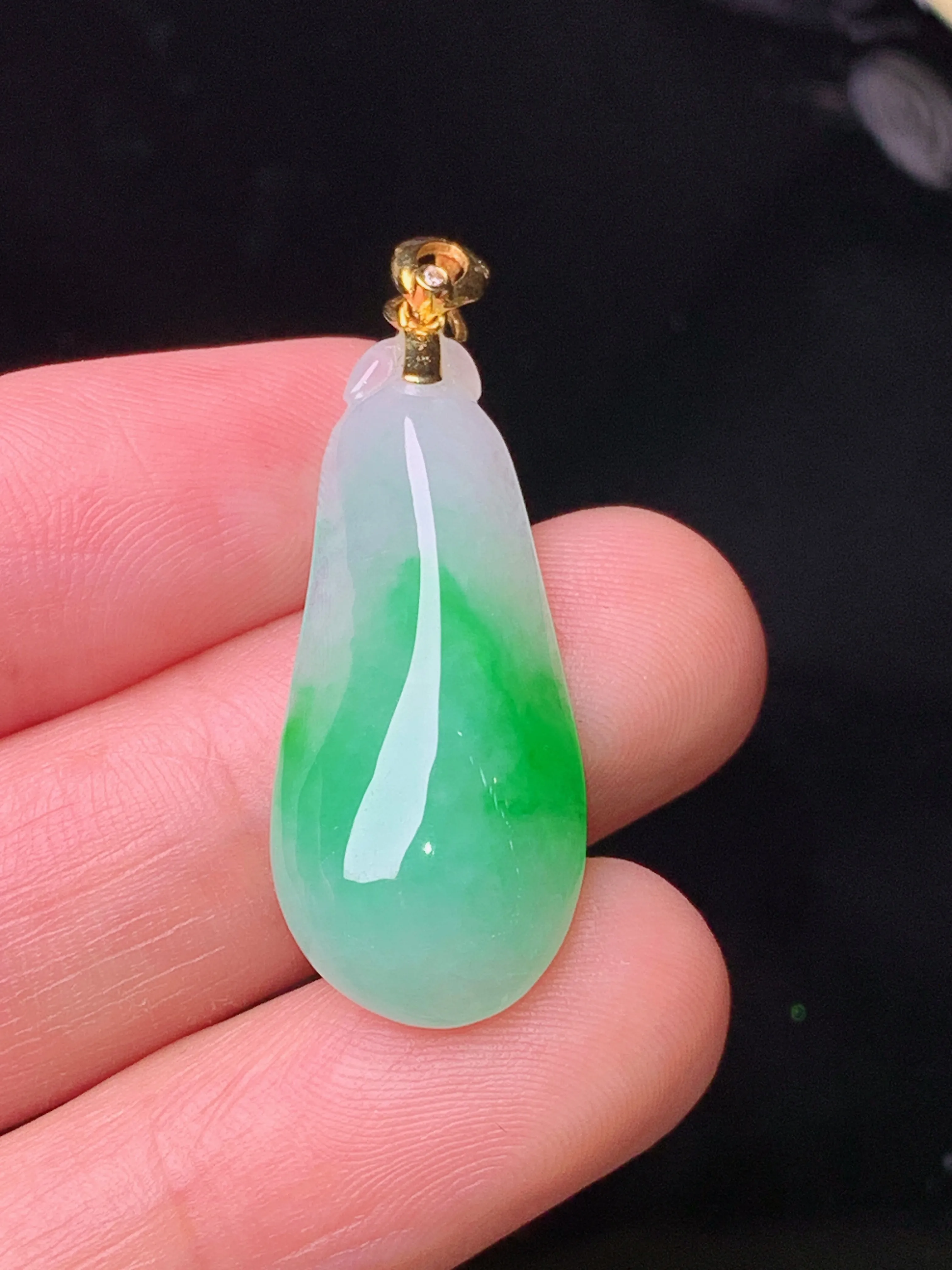 18k金钻镶嵌飘绿福瓜吊坠 玉质细腻 色泽艳丽清新 整体尺寸35.6*12.6*6