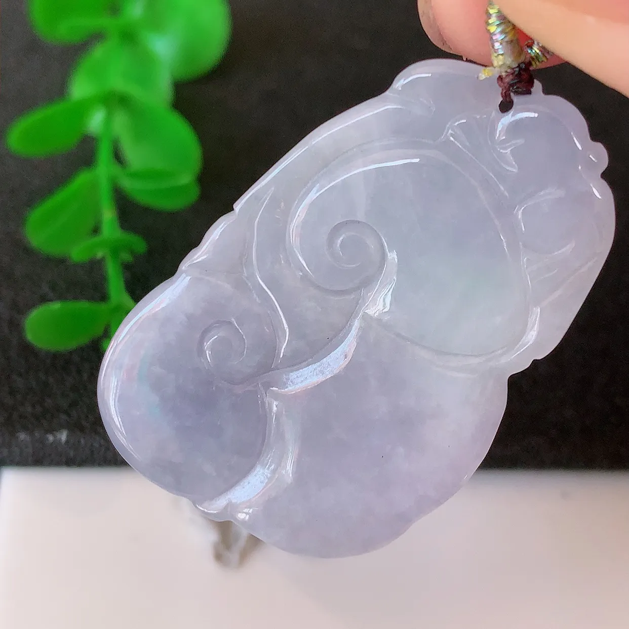 自然光实拍，冰润紫罗兰翡翠万事如意吊坠，种老水足，雕工精湛 ，寓意美好，佩戴时尚出众！#57.25