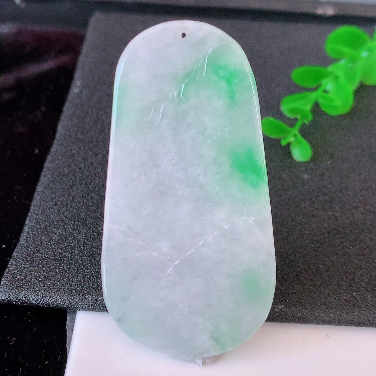 自然光实拍，冰润飘绿翡翠山水牌吊坠，翡翠山水，立体生动形象，山水素材布局合理，意境感佳，佩戴上身效果更高贵 #46.25