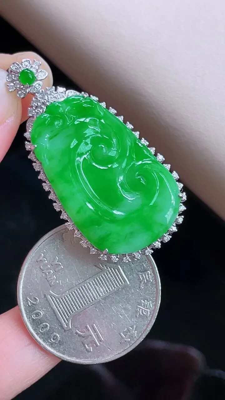 【翡翠名称】老坑种18K金镶钻冰阳绿如意吊坠挂件
【翡翠尺寸】含金40.2/19.9/7.4mm
【翡翠描述】宝贝种老水足，玉质细腻，色泽靓丽，性价比高，佩戴效果好！
【其它赠送】权威证书/精美挂绳/盒子/支持全国复检(七天无理由退换货买家只须付来回邮费即可）