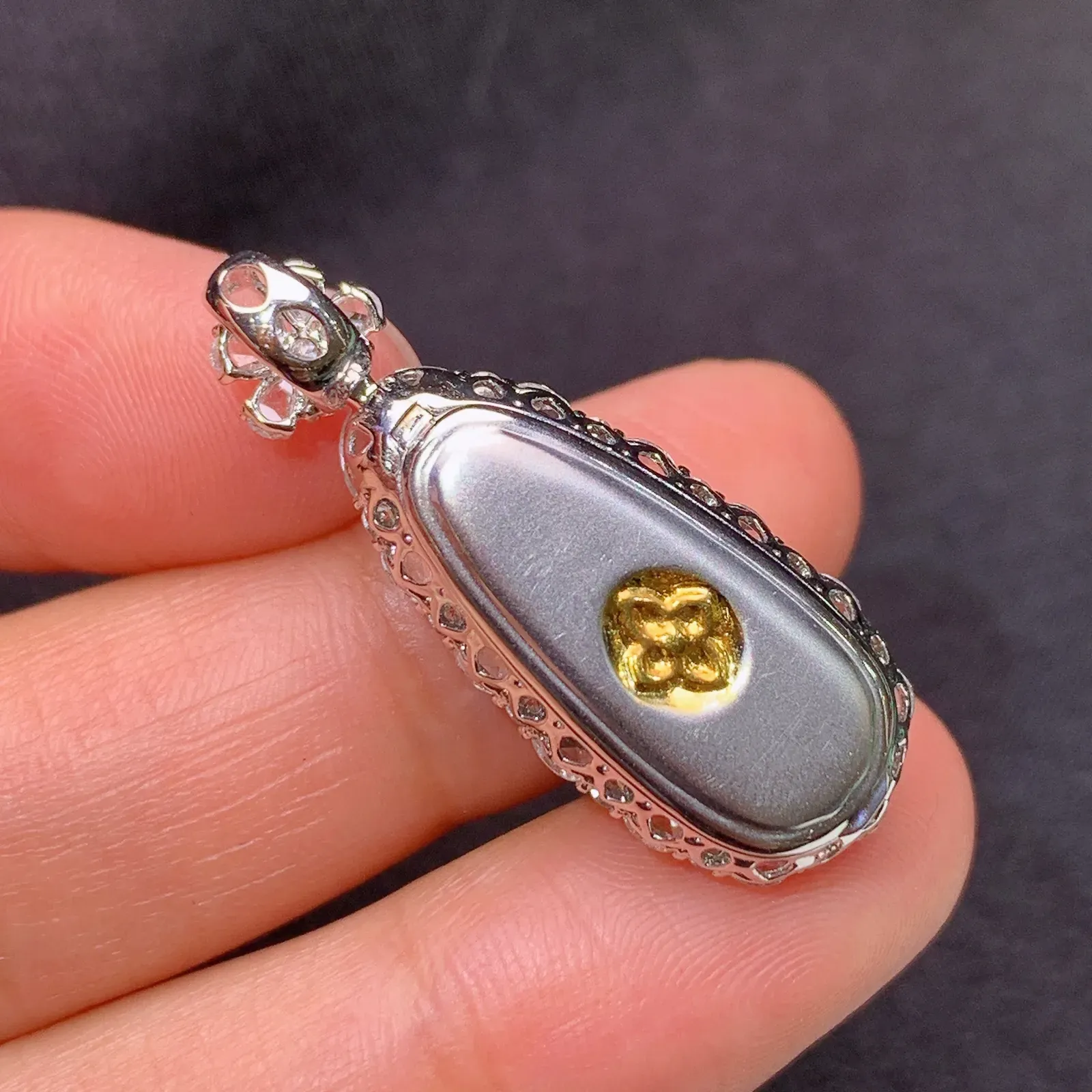 冰甜绿福豆吊坠，18k金镶嵌，色泽鲜阳，冰润细腻，种水足 Zhe 尺寸31.6*12.1*8.6