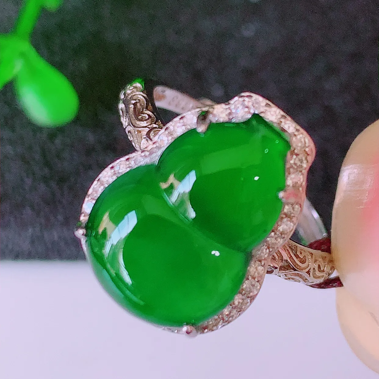 冰透满绿翡翠925银镶嵌葫芦戒指，自然光实拍，翠色灵动，颜色漂亮，种老水足，品相佳，佩戴佳品！#97.27（圈口可调大小）整体25.5*16.5*7.8裸裸14.5*10