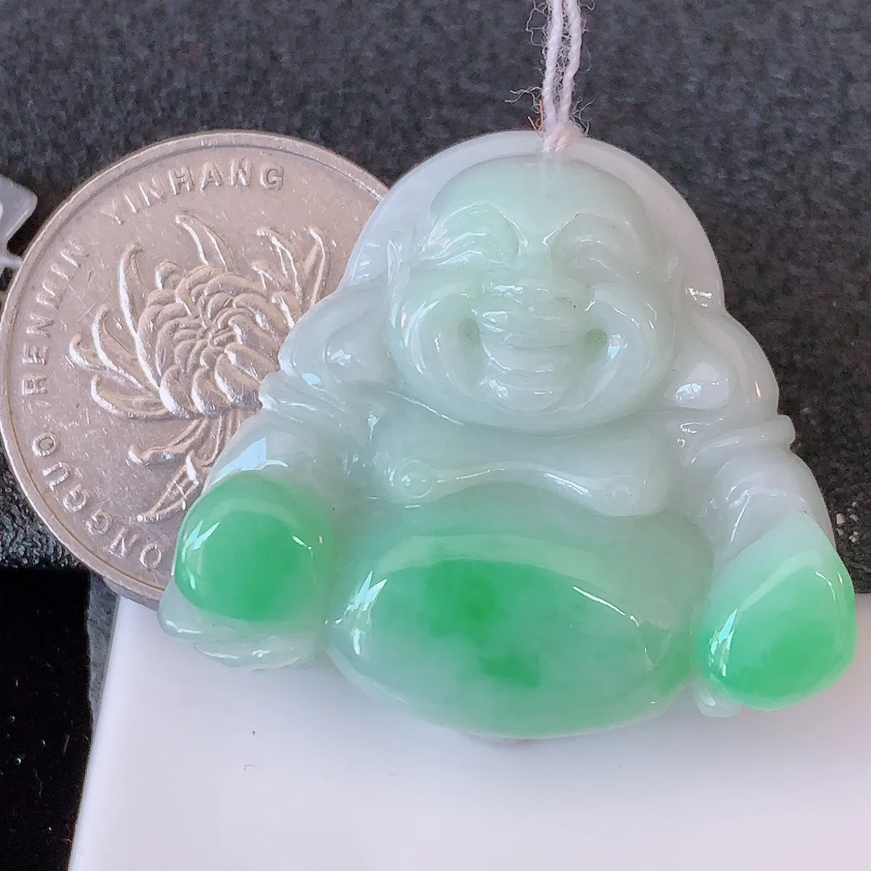 自然光实拍，冰润飘绿翡翠佛公吊坠，饱满， 佛公亦保平安，寓意有福（佛公）相伴，品相佳，配戴优雅迷人！#46.25
