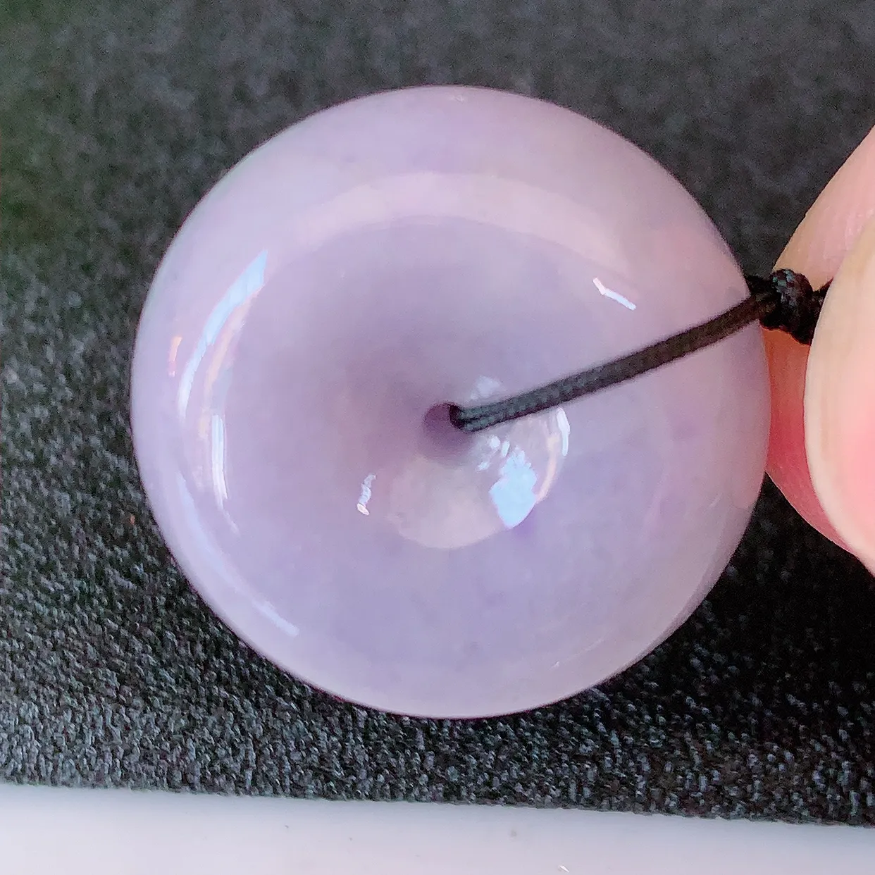 自然光实拍，冰润紫罗兰翡翠平安扣吊坠，形体饱满圆润，平安扣肥嘟嘟的，平平安安，种水很好，配戴精美！#41.25