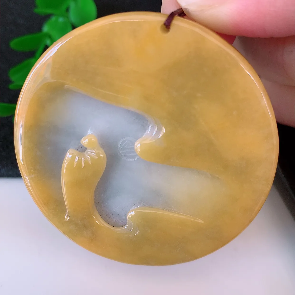 自然光实拍，特色黄翡双彩悟道吊坠，翡翠悟道寓意“祥和，安宁，吉祥，幸福”，佩戴效果优雅迷人，性价比超