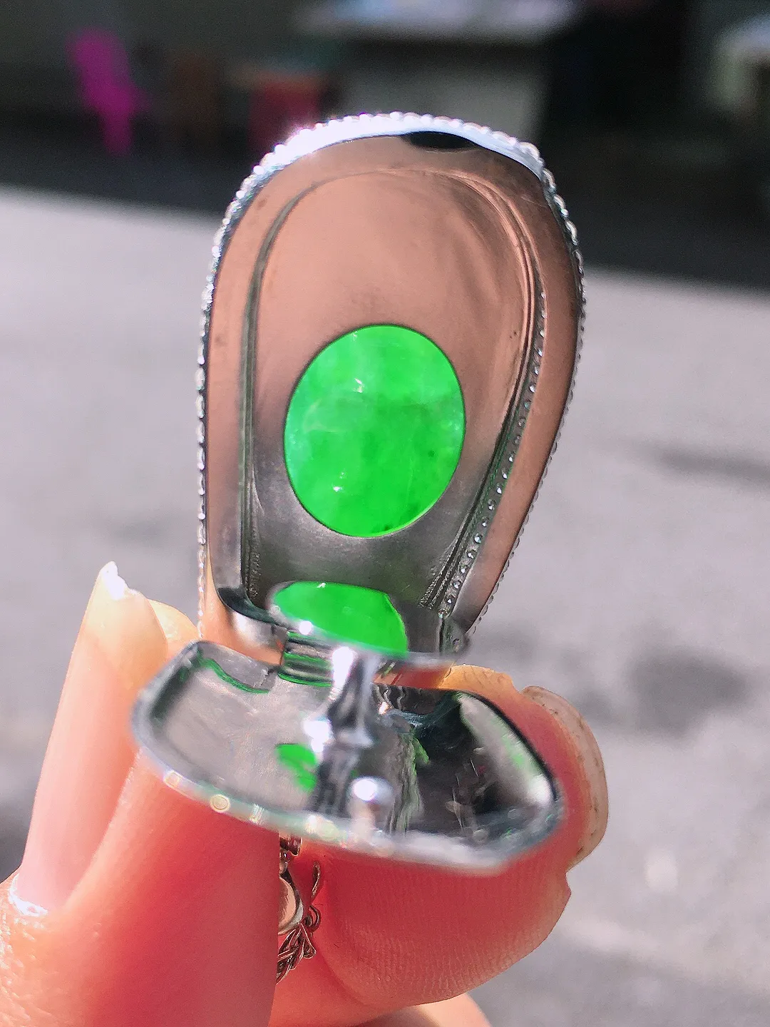 阳绿福豆吊坠，色泽均匀艳丽，玉质细腻，荧光感超
强，饱满圆润，尽显优雅气质，18k
金豪华镶嵌