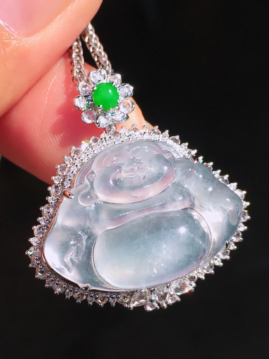 冰种佛公吊坠，玉质细腻，荧光感超
强，饱满圆润，尽显优雅气质，18k
金豪华镶嵌