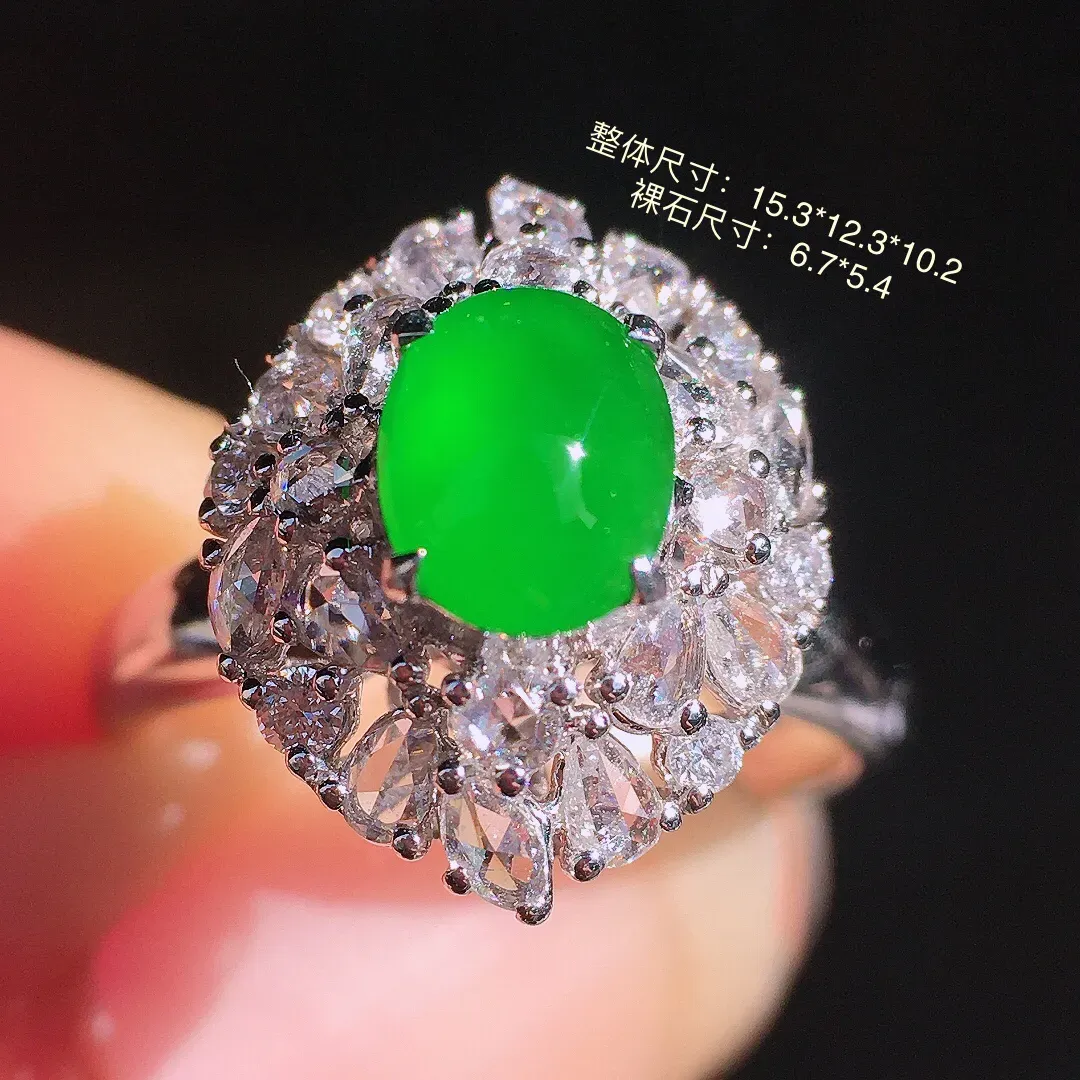 阳绿蛋面戒指，色泽均匀艳丽，玉质细腻，荧光感超
强，饱满圆润，尽显优雅气质，18k
金豪华镶嵌