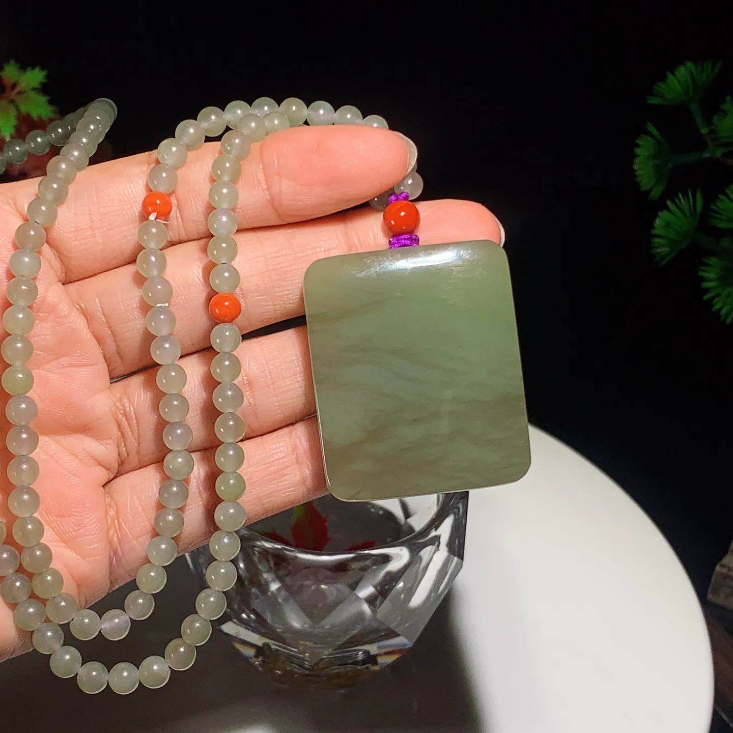 和田玉晴水飘紫平安无事牌挂件。尺寸41/34/10重58.5克。玉质细腻油润。手推出油。佩戴高端典雅。lt251127