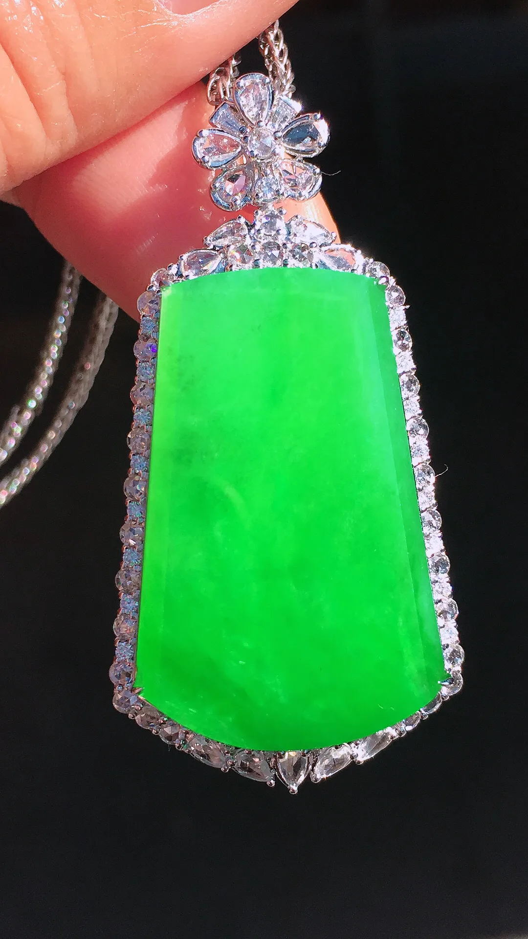 阳绿无事牌吊坠，色泽均匀艳丽，玉质细腻，荧光感超
强，饱满圆润，尽显优雅气质，18k
金豪华镶嵌