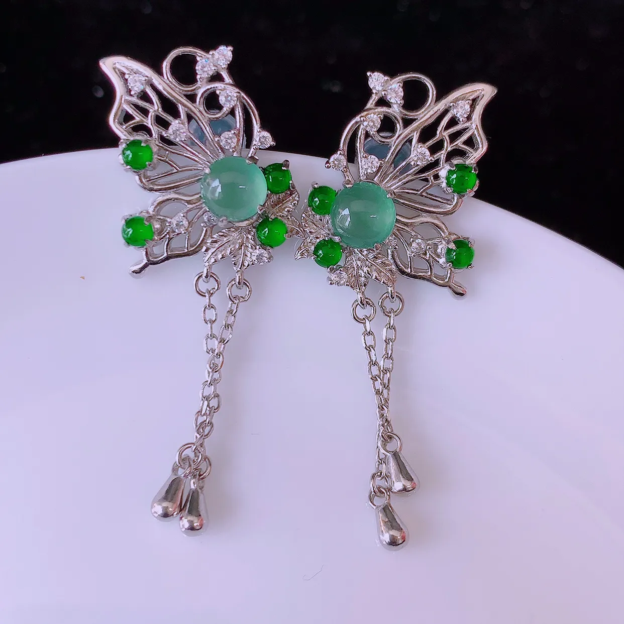 冰透满绿翡翠925银镶嵌耳坠，自然光实拍，翠色灵动，颜色漂亮，种老水足，品相佳，佩戴佳品！#97.27整体39.5*15*13.5裸裸5.5*5.5