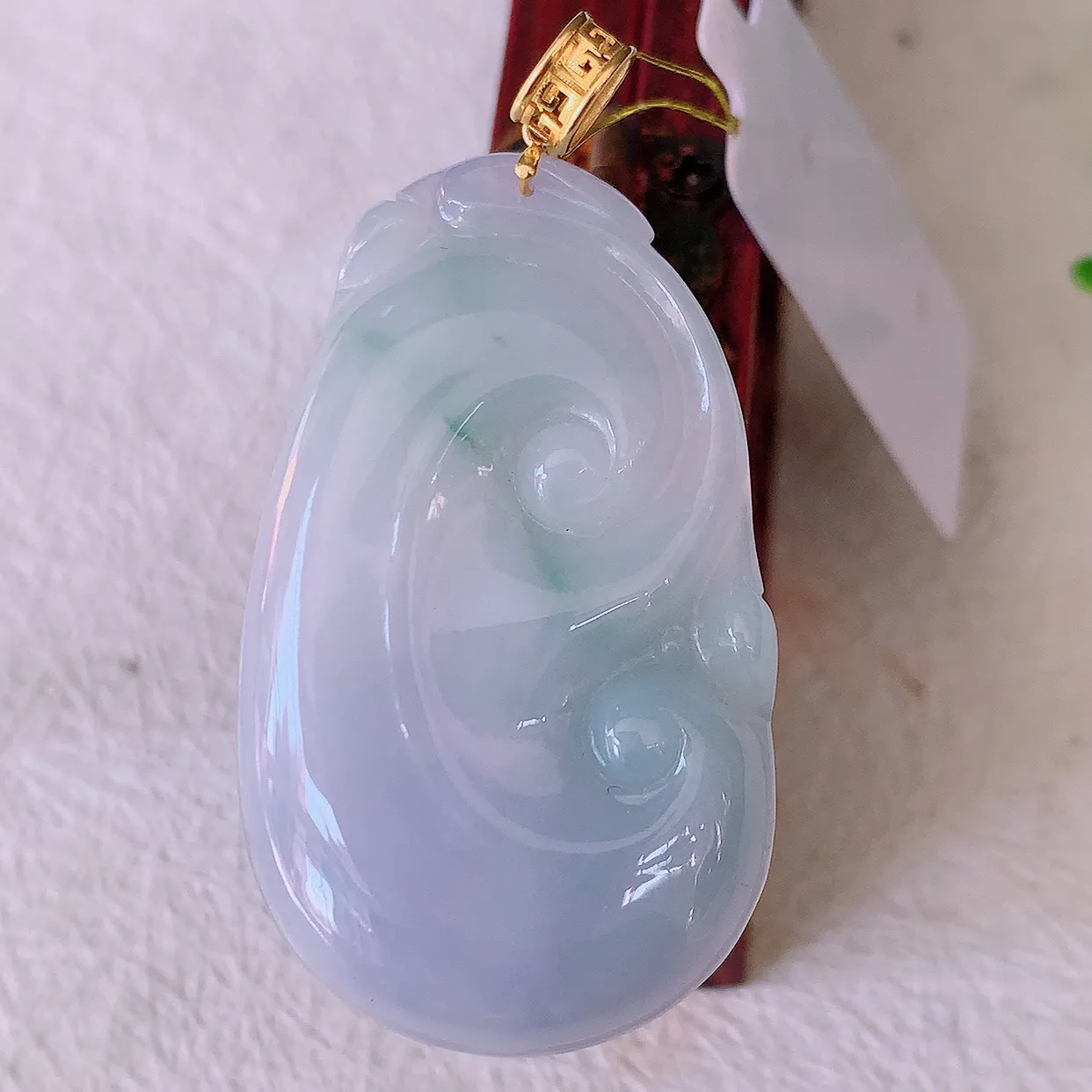 18k金镶嵌冰润春带彩翡翠如意吊坠，沁人心脾，精致典雅的设计，为佩戴者，增添色彩，送礼自留都是佳品选