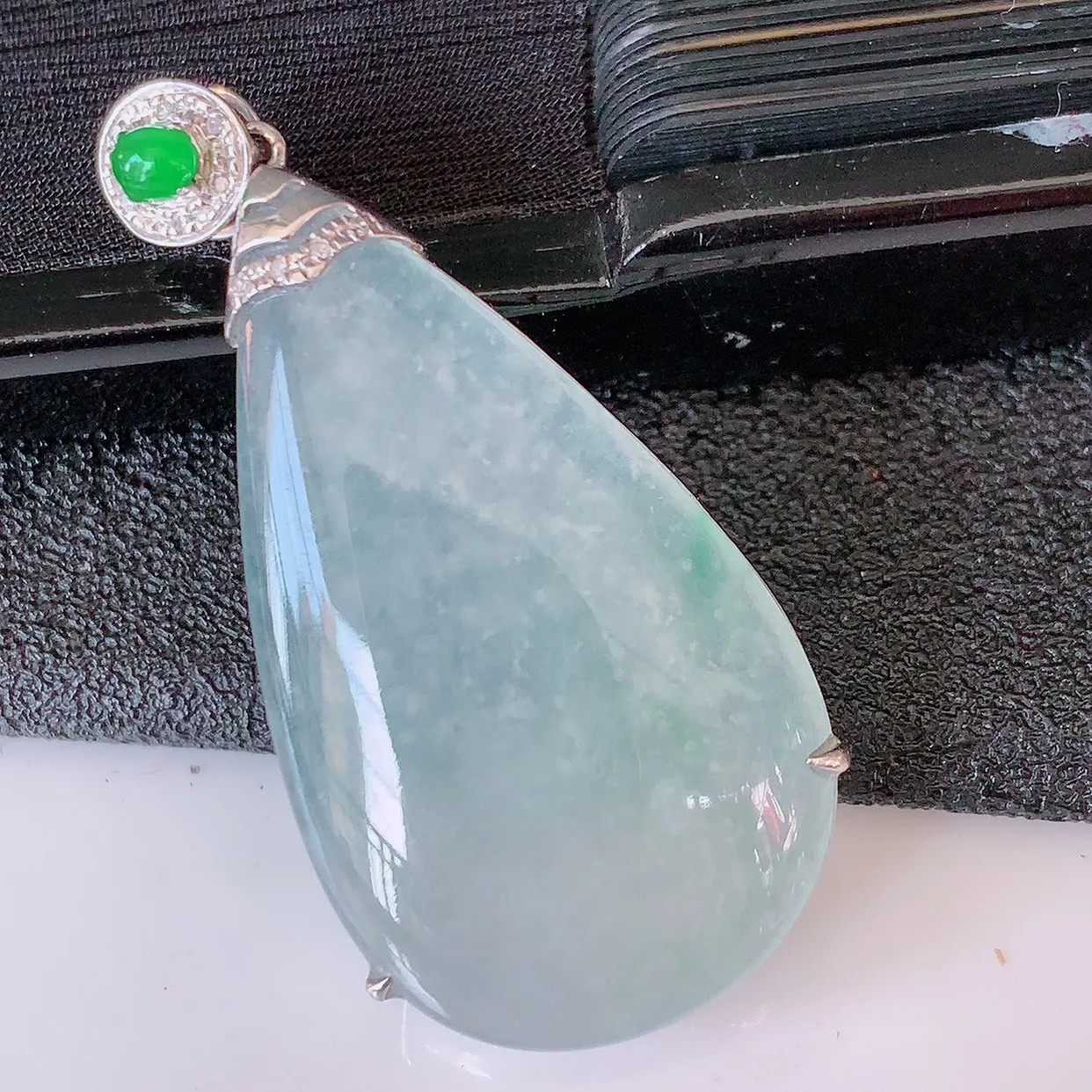 自然光实拍，18K金镶嵌冰种翡翠水滴吊坠，品相佳，颜色漂亮，佩戴时尚优雅，尽显气质。水滴寓意“水滴聚财，坚持不懈，如水爱心” #00.25整体37.5*18*6.2裸石29.5*18