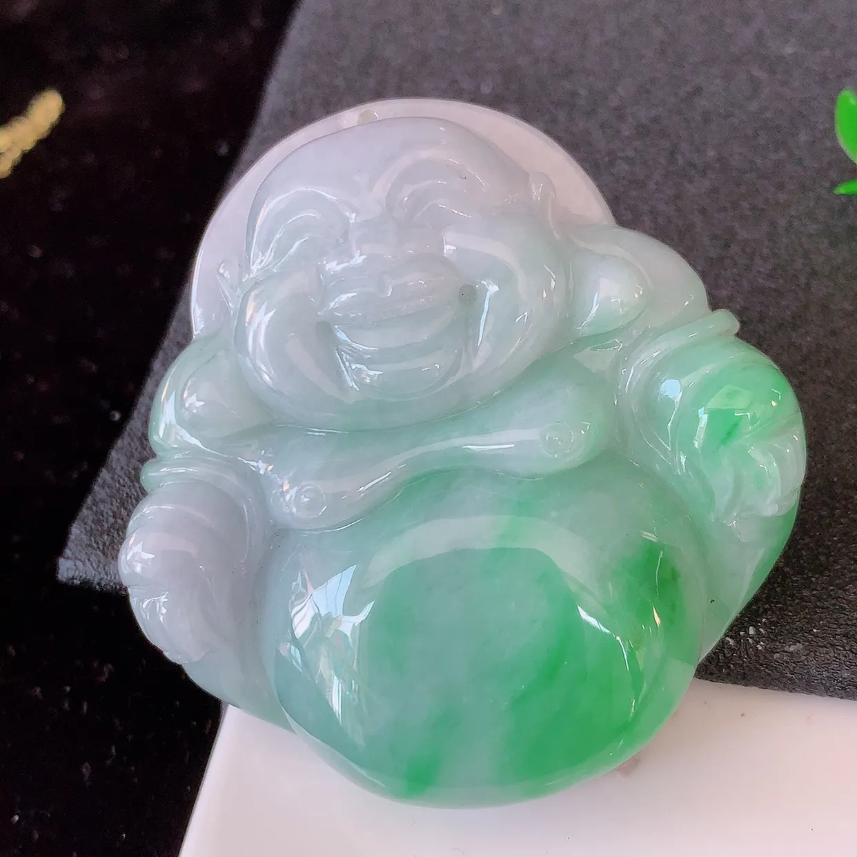 自然光实拍，大件厚装飘绿翡翠佛公吊坠，饱满， 佛公亦保平安，寓意有福（佛公）相伴，品相佳，配戴优雅迷人！#46.25