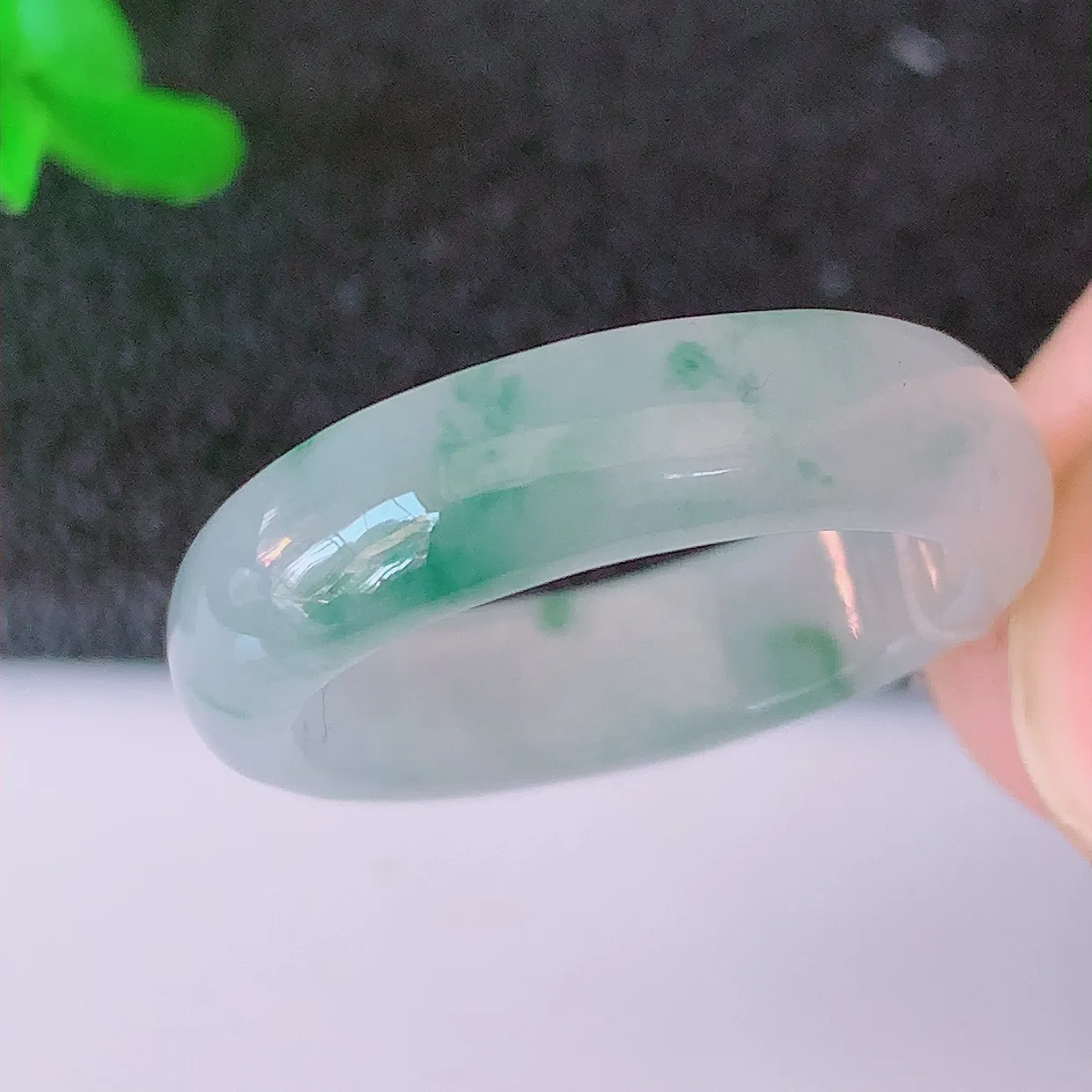 自然光实拍，19mm内径冰种飘花翡翠指环，玉戒指，玉质莹润，好精美好冰润的指环，19圈口，上手纤巧！#49.25尺寸19-5.8*3