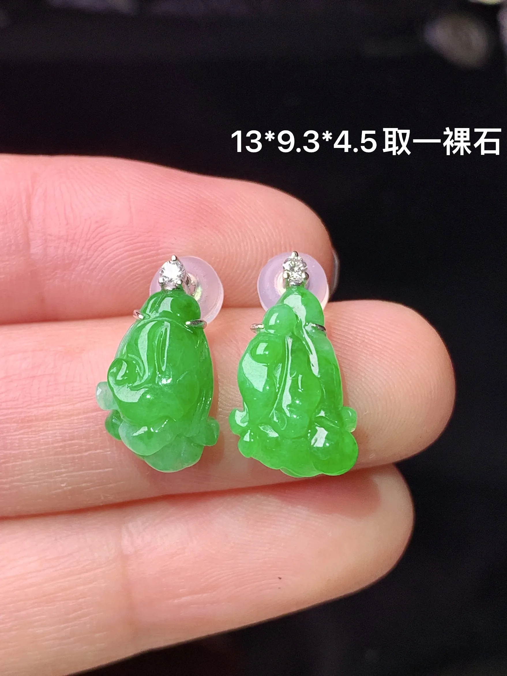 18k金钻镶嵌翠绿白菜耳钉 玉质细腻 色泽艳丽清新 整体尺寸13*9.3*4.5