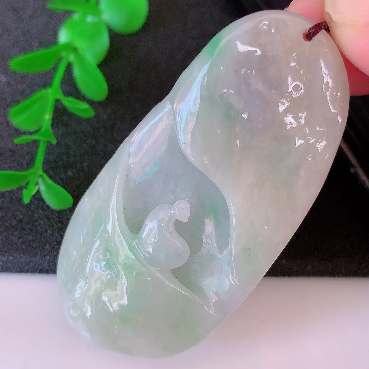 自然光实拍，特色黄加绿翡翠悟道吊坠，翡翠悟道寓意“祥和，安宁，吉祥，幸福”，佩戴效果优雅迷人，性价比超高！#60.25