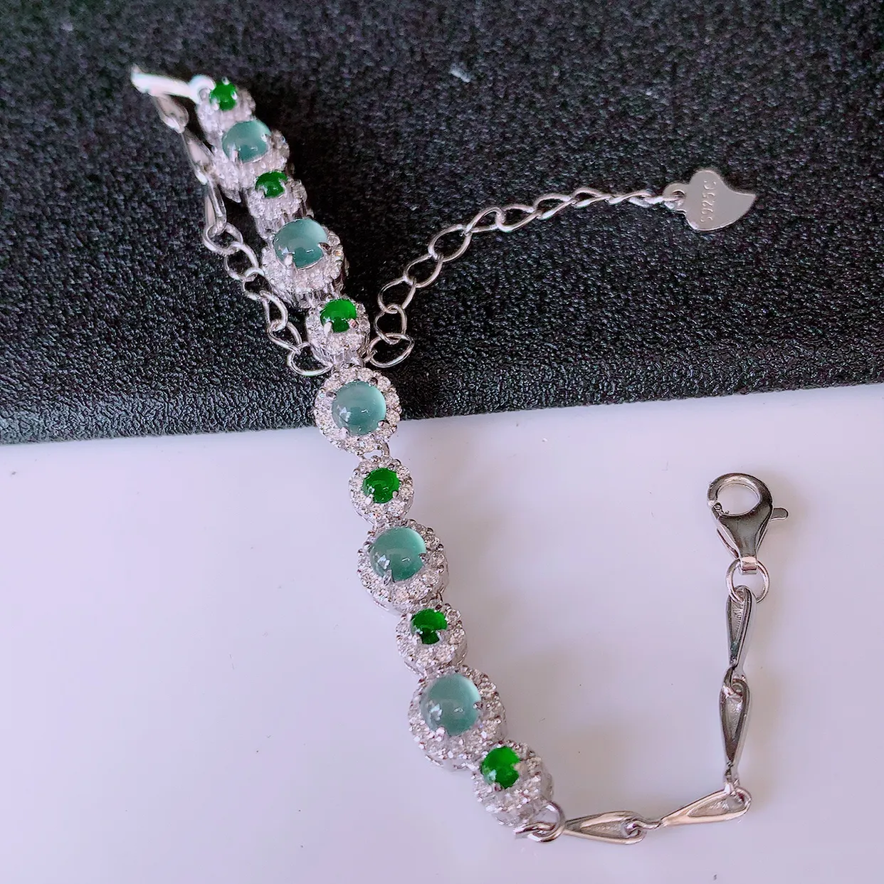 冰透满绿翡翠925银镶嵌手链，自然光实拍，翠色灵动，颜色漂亮，种老水足，品相佳，佩戴佳品！#97.27取一整体6.5*6.5*6裸裸3.5*3.5