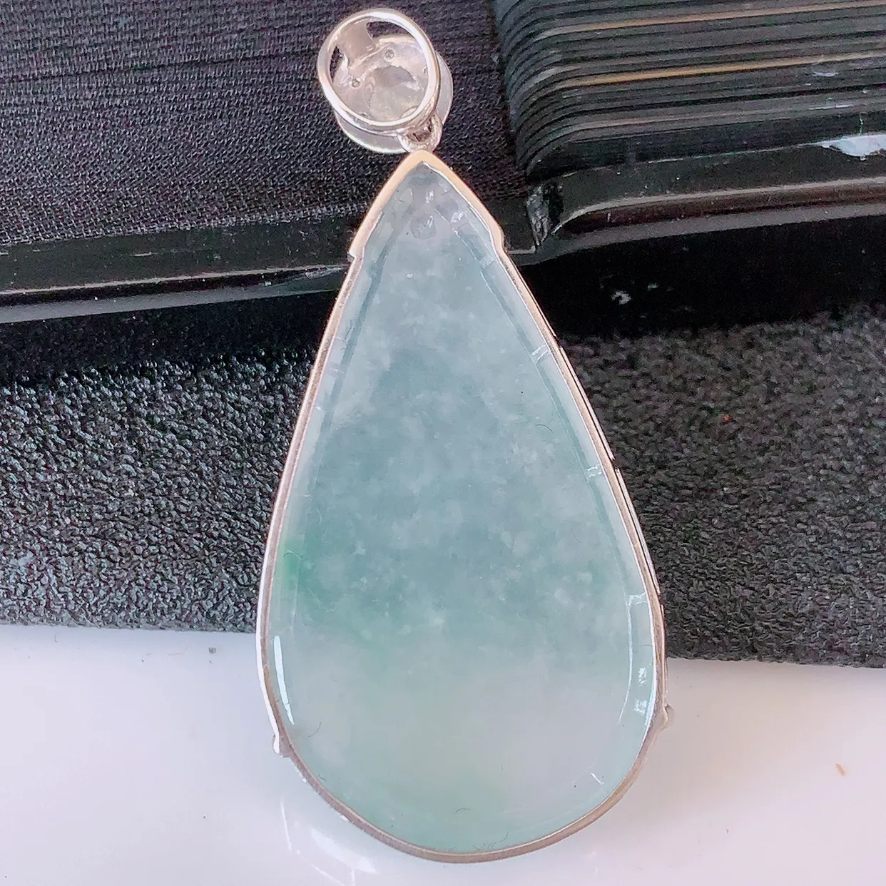 自然光实拍，18K金镶嵌冰种翡翠水滴吊坠，品相佳，颜色漂亮，佩戴时尚优雅，尽显气质。水滴寓意“水滴聚财，坚持不懈，如水爱心” #00.25整体37.5*18*6.2裸石29.5*18