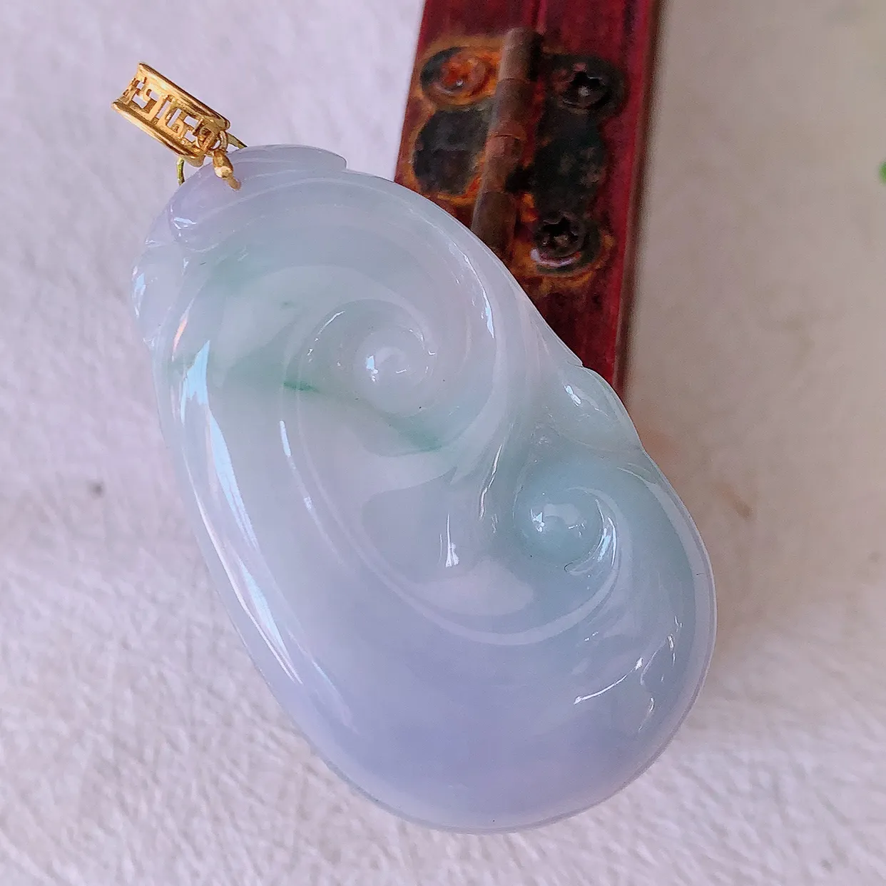 18k金镶嵌冰润春带彩翡翠如意吊坠，沁人心脾，精致典雅的设计，为佩戴者，增添色彩，送礼自留都是佳品选择！#35.25整体44.2裸裸38.5*23*5.6