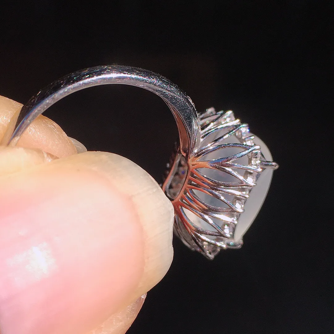 冰种马鞍戒指，玉质细腻，荧光感超
强，饱满圆润，尽显优雅气质，18k
金豪华镶嵌