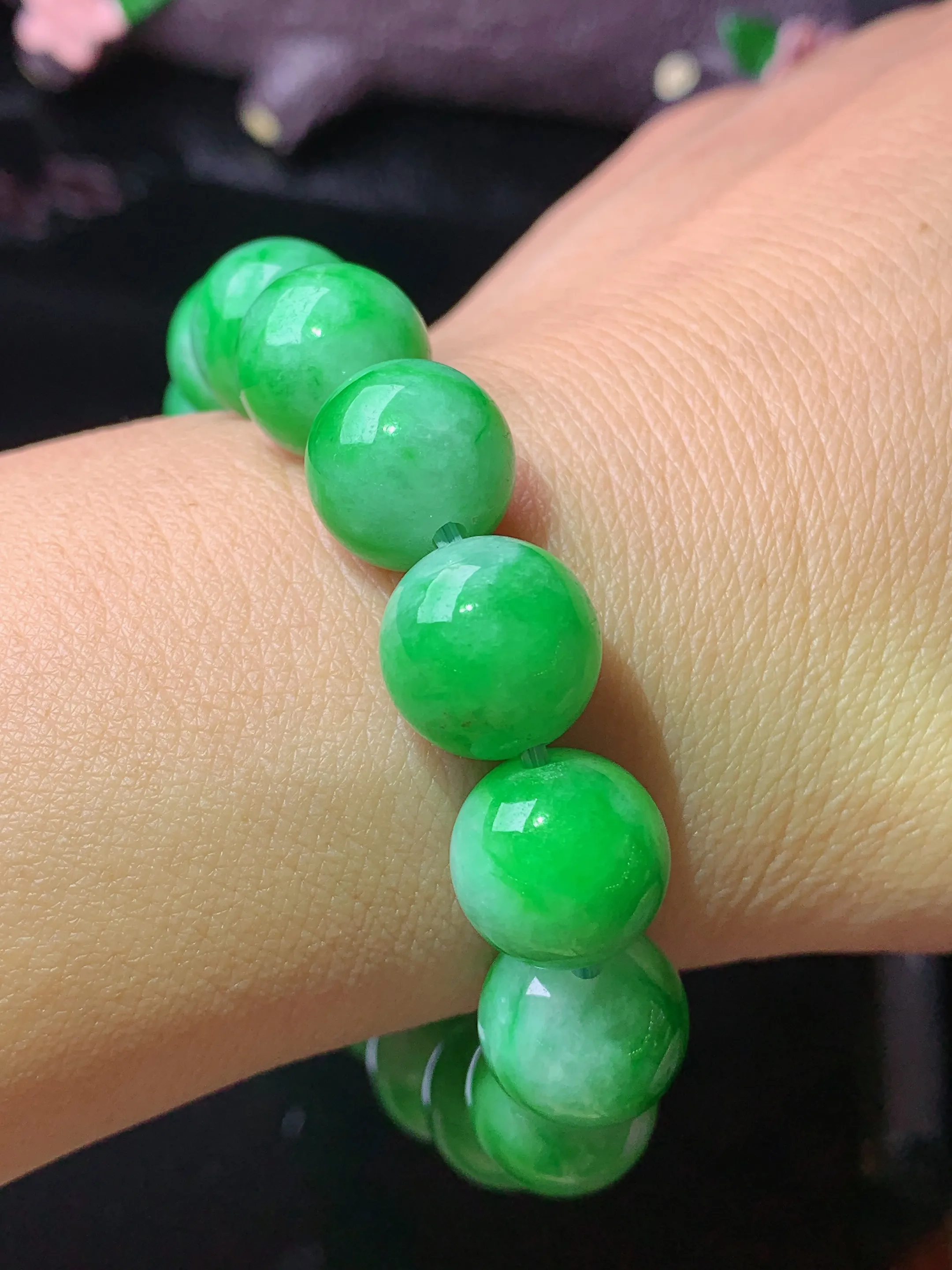 果绿圆珠手链 玉质细腻 色泽艳丽清新 整体尺寸11.8