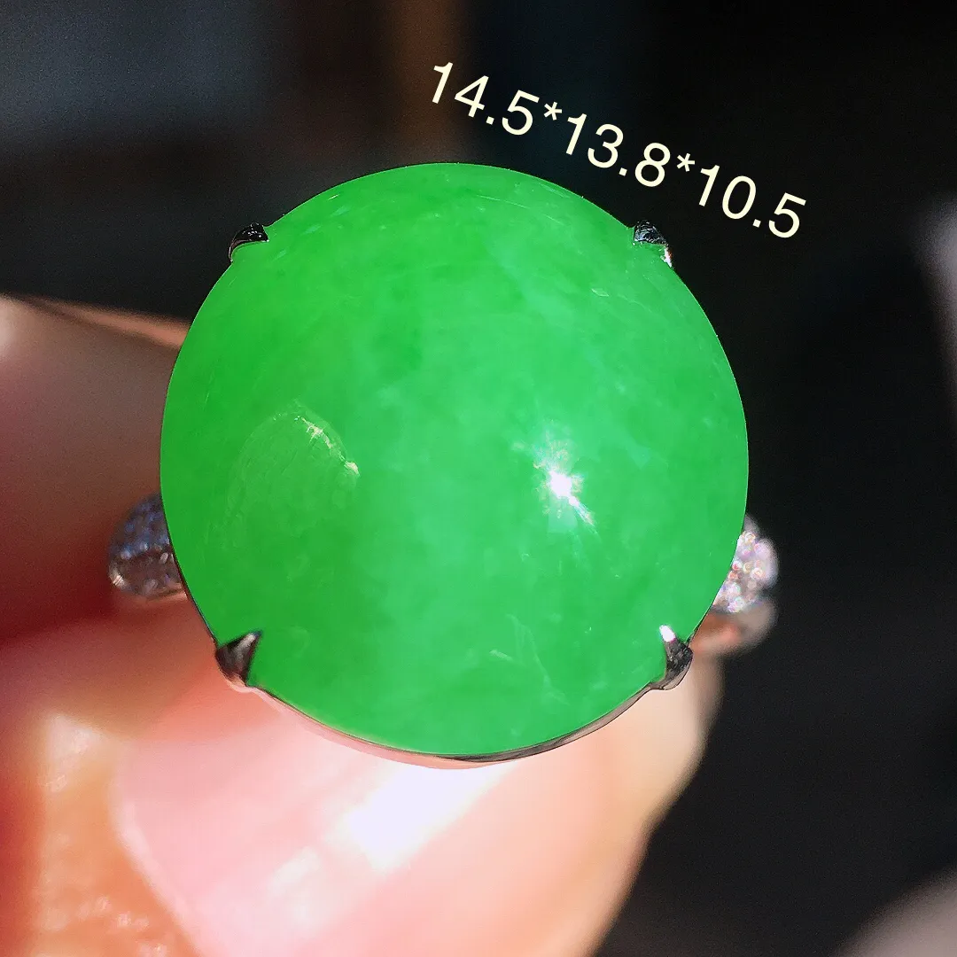 阳绿蛋面戒指，色泽均匀艳丽，玉质细腻，荧光感超
强，饱满圆润，尽显优雅气质，18k
金豪华镶嵌