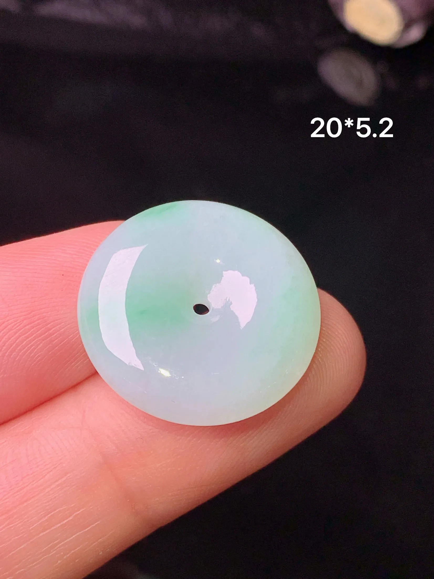 飘绿平安扣吊坠 玉质细腻 色泽艳丽清新 整体尺寸20*5.2