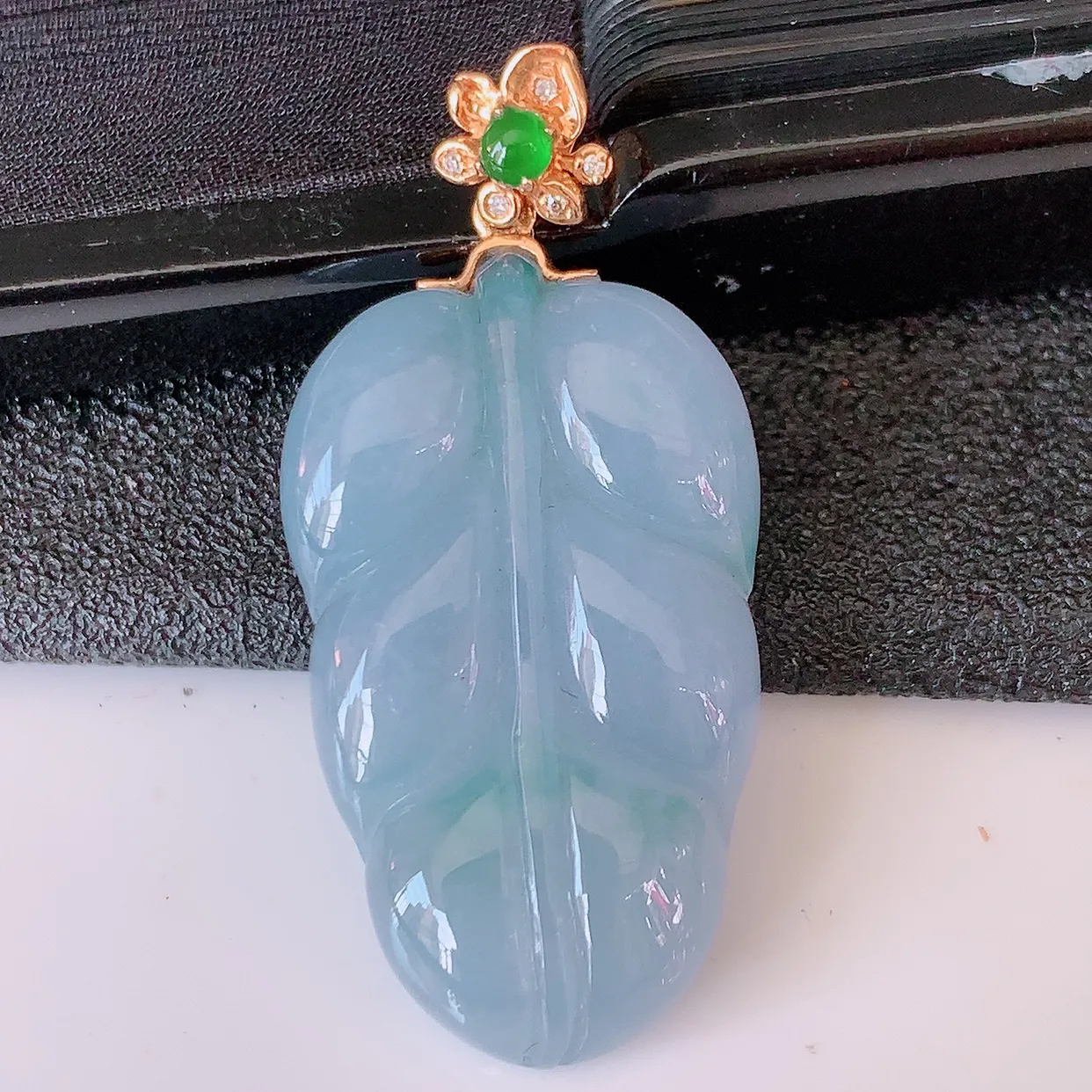 自然光实拍，18K金镶嵌紫罗兰翡翠叶子吊坠，寓意“大业有成，一夜成名，金枝玉叶”水润叶子，翡翠叶子，清秀高雅，性价比超值！#00.25整体35.5裸石27.5*16.5*5.5